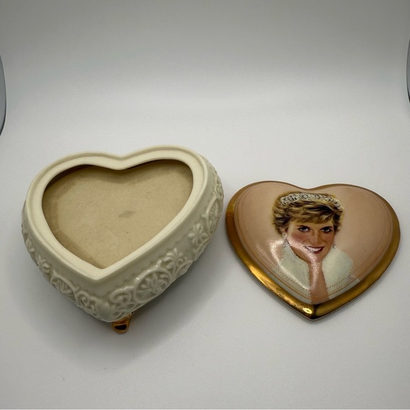 1998 Porcelain Trinket Music Box Queen of Hearts Princess Diana WORKS Gold Trim - Picture 3 of 5